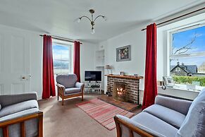 Cottage by Loch With Stunning Views