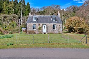 Cottage by Loch With Stunning Views
