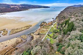 Cottage by Loch With Stunning Views