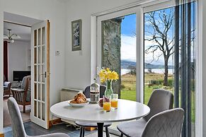 Cottage by Loch With Stunning Views