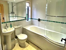 Cottage in Cotswolds With Private Pool Access