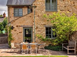 Cottage in Cotswolds With Private Pool Access