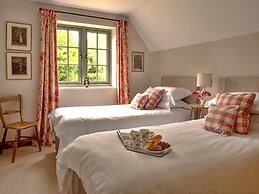 Cottage in Cotswolds With Private Pool Access