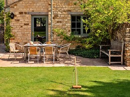 Cottage in Cotswolds With Private Pool Access