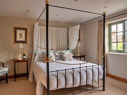 Cottage in Cotswolds With Private Pool Access