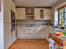 Cottage in Cotswolds With Private Pool Access