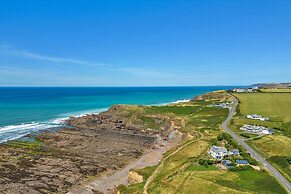 Lodge in Cornwall With Widemouth Bay Views