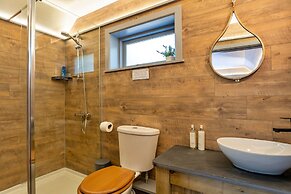 Lodge in Cornwall With Widemouth Bay Views