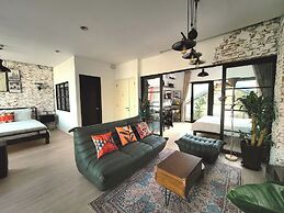 Sunny Greenery oasis in downtown