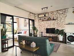 Sunny Greenery oasis in downtown