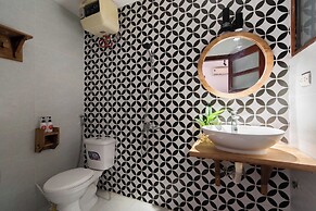 Sunny Greenery oasis in downtown