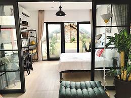 Sunny Greenery oasis in downtown