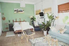 Sunny Greenery oasis in downtown