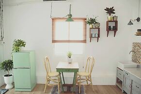 Sunny Greenery oasis in downtown