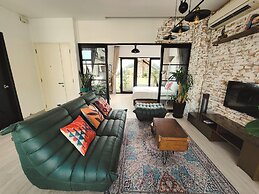 Sunny Greenery oasis in downtown