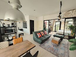 Sunny Greenery oasis in downtown