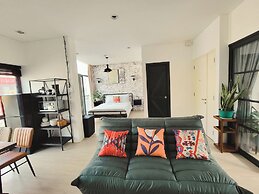 Sunny Greenery oasis in downtown