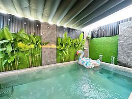 Sunny Greenery oasis in downtown