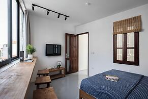 Sunny Greenery oasis in downtown