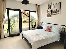 Sunny Greenery oasis in downtown