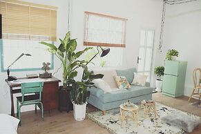 Sunny Greenery oasis in downtown