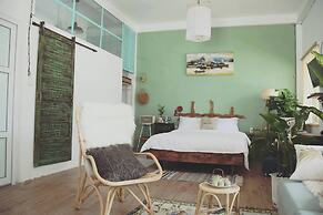 Sunny Greenery oasis in downtown