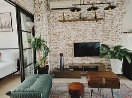 Sunny Greenery oasis in downtown