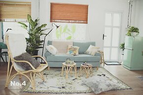 Sunny Greenery oasis in downtown