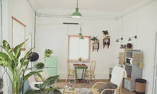 Sunny Greenery oasis in downtown