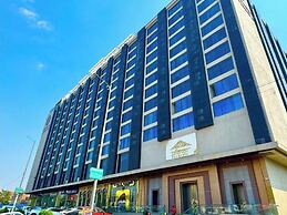 Skyline luxury in pink city