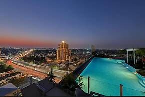 Skyline luxury in pink city