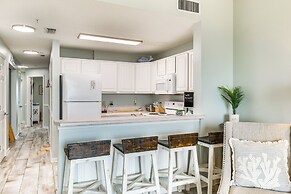 2 Mi to Beach: Condo w/ Balcony in Gulf Shores!