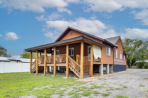 Deck w/ Hot Tub: Ashton 'cozy Cub Cabin'
