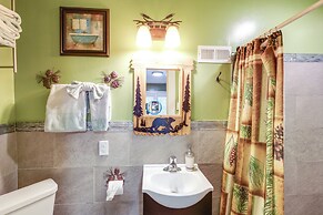 Deck w/ Hot Tub: Ashton 'cozy Cub Cabin'