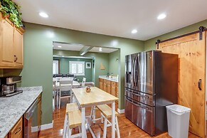 Deck w/ Hot Tub: Ashton 'cozy Cub Cabin'