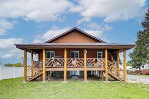 Deck w/ Hot Tub: Ashton 'cozy Cub Cabin'