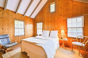 Walk to Amagansett Beach: Cottage w/ Deck!