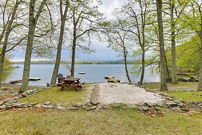 1/2 Mi to Boat Ramp: Lake Wallenpaupack Retreat!