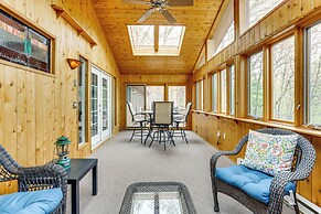 1/2 Mi to Boat Ramp: Lake Wallenpaupack Retreat!