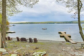 1/2 Mi to Boat Ramp: Lake Wallenpaupack Retreat!