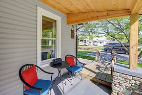 Walk to River & Trails: Cozy Damascus Cottage!