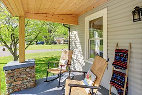 Walk to River & Trails: Cozy Damascus Cottage!