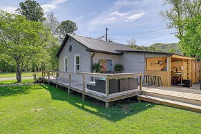 Walk to River & Trails: Cozy Damascus Cottage!