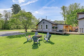 Walk to River & Trails: Cozy Damascus Cottage!