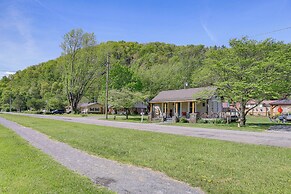 Walk to River & Trails: Cozy Damascus Cottage!