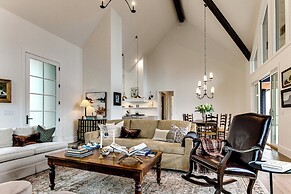 Deck & Mountain Views: 'black Chalet' in Glenville