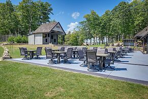 Deck & Mountain Views: 'black Chalet' in Glenville