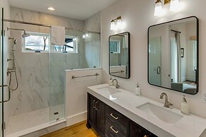 Deck & Mountain Views: 'black Chalet' in Glenville