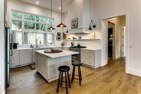 Deck & Mountain Views: 'black Chalet' in Glenville