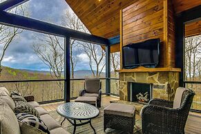 Deck & Mountain Views: 'black Chalet' in Glenville